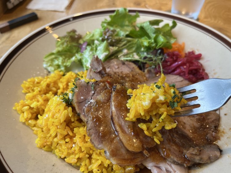 醤油だれがガツンと効いたローストポークには、バター風味のターメリックライスがぴったり。