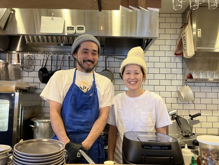 調理は正和さんが担当。明るい奈緒さんとの掛け合いも心地よい。アットホームな雰囲気なのも居心地のよさにつながっている。