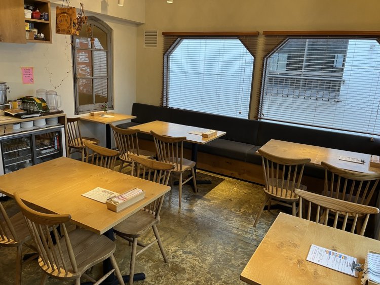 昔からここにあったかのような、ゆったりとした空間。連日近所に住む人たちがランチを楽しんでいる。