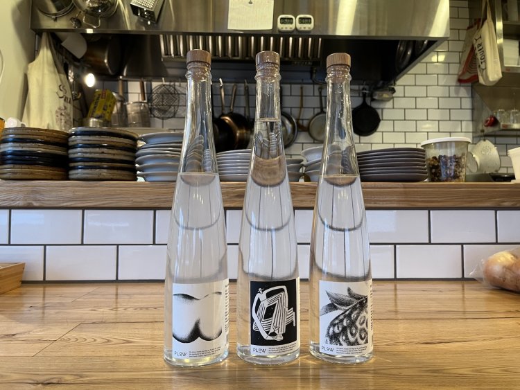 『PLOW』のジンは「素材選びや醸造方法、パッケージまで細かな手作業にシンパシーを感じます」と正和さん。