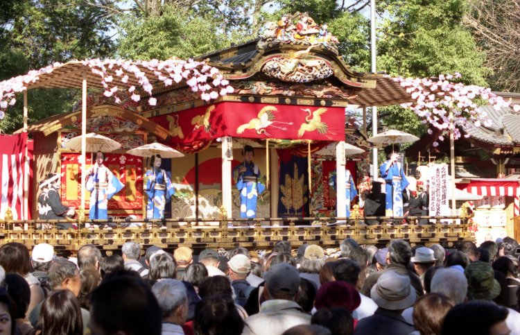 豪華絢爛な屋台は全部で4基。重厚な幕や彫刻もそれぞれ特徴があるので、じっくりと近くで見てみるのも一興だ。