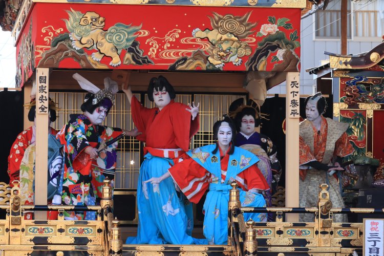 写真は過去の上町による屋台芝居。宮地・本町・上町・中町の各屋台が、当番形式で屋台歌舞伎を上演する。