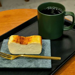 【上野駅】クマボトルが人気の『COFFEE & BAR gg KURAMAE』でチーズケーキとペリカン食パンのたまごサンドを！〜黒猫スイーツ散歩 上野編8〜