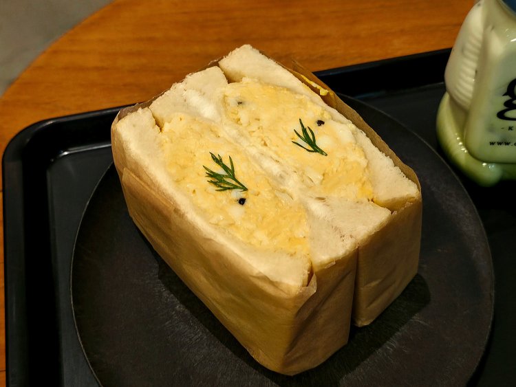 ペリカン食パンのたまごサンド。