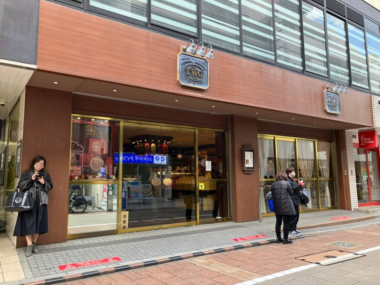 シンガポール生まれの高級紅茶店、『TWG』。自由が丘の雰囲気によく似合うたたずまい。