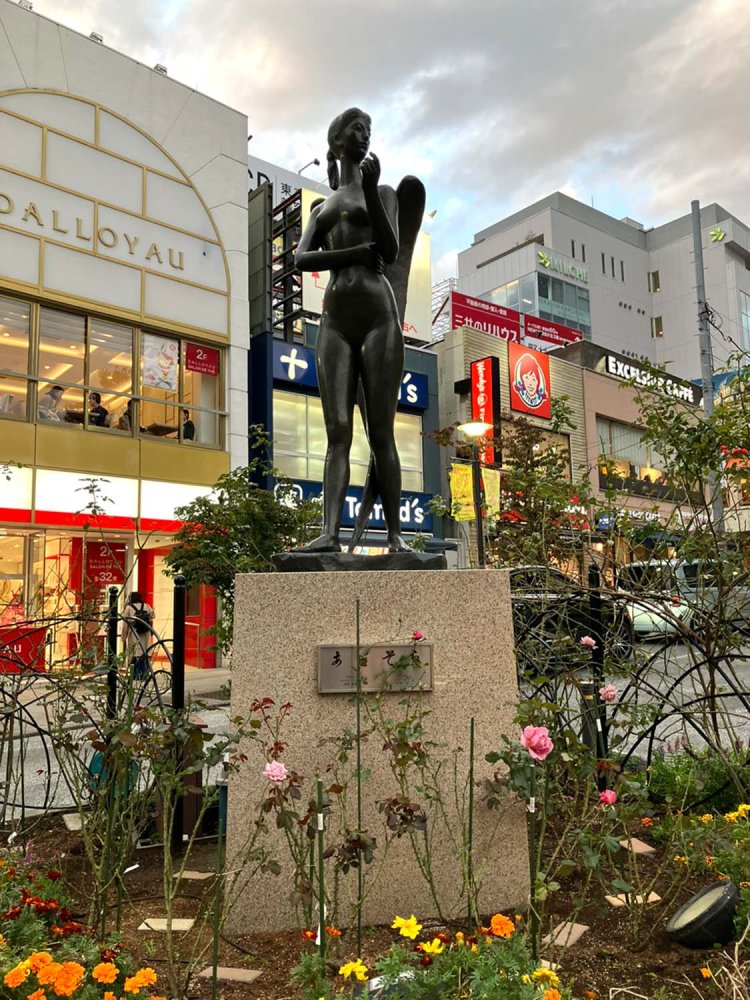 自由が丘と言えば、の女神像。彫刻家・澤田政廣作で、「あをそら」という作品名が付けられている。