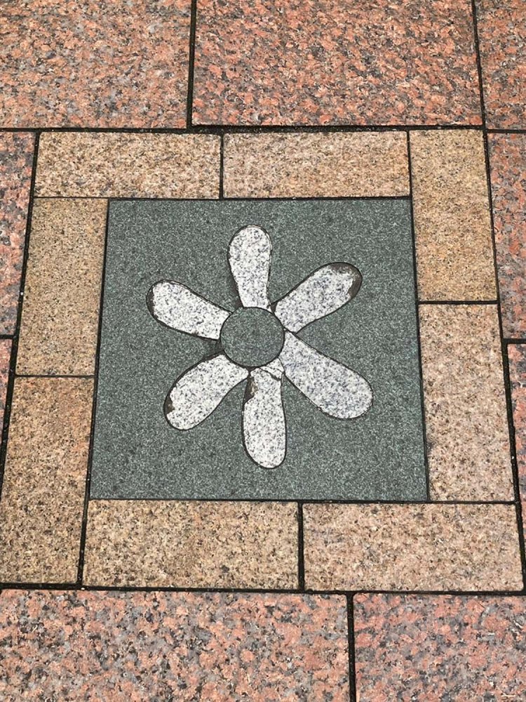 マリ・クレール通りの地面には、よく知られた花の模様があしらわれている。