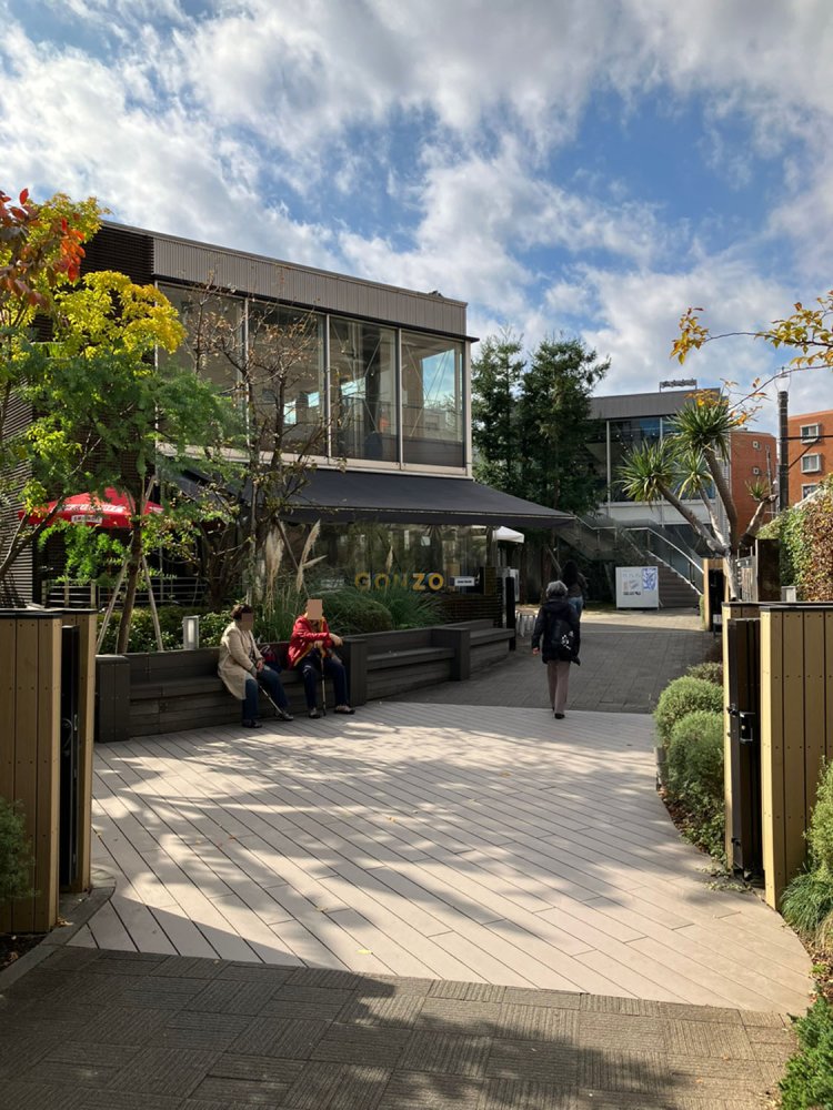 開放的でベンチも多いので、老若男女さまざまな人が集っている印象。