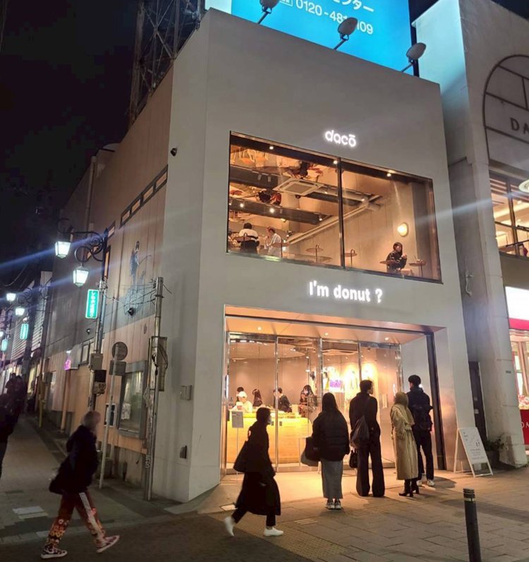 不二屋書店跡のドーナツ店。いつ見ても行列している（友人Mさん撮影）。