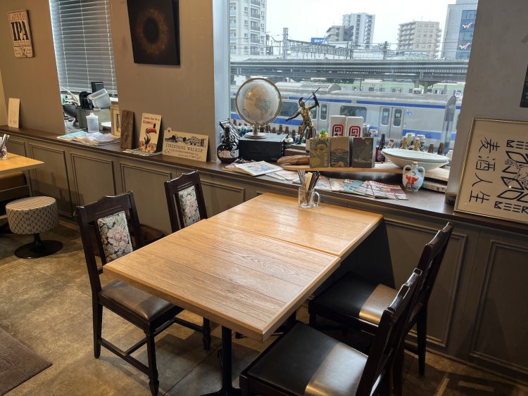 窓際の席から常磐線が行き交う様子が見られる。