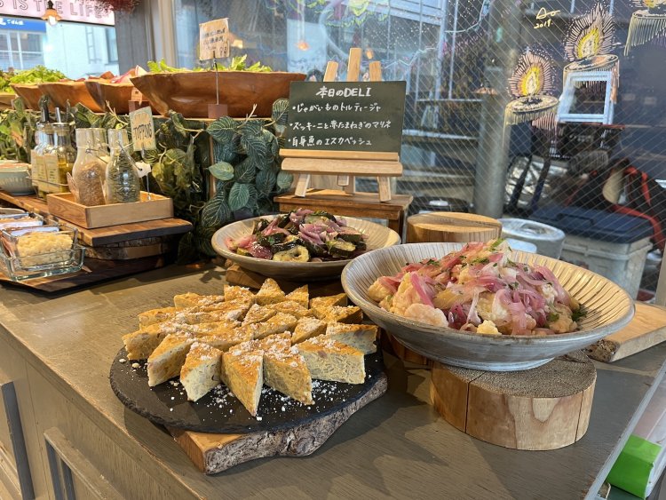 この日のデリは、ジャガイモのトルティージャ、ズッキーニと赤玉ねぎのマリネ、白身魚のエスカベッシュ。