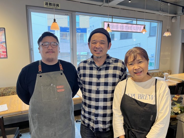 オーナーの森田晋介さん（中央）、妻の森田里枝さん（右）、シェフの長沼光男さん。