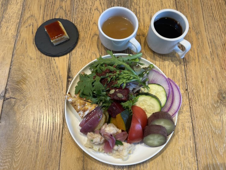 サラダバーはサラダとデリ、デザートとスープ、ソフトドリンクまでお気に召すまま！