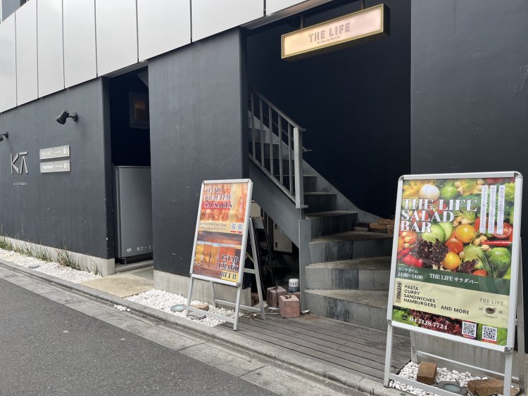 柏駅東口から『ファミリかしわ』を通ってくると楽に店までたどり着ける。