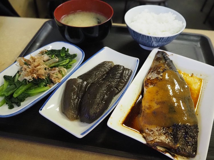 昭和の姿を残す奇跡の大衆食堂で自分好みの“めし”を。両国『下総屋食堂』＜前編＞【街の昭和を食べ歩く】