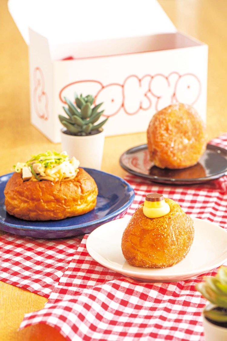 生ドーナツ（手前からプリン486円、まぜそば475円、プレーン237円）。