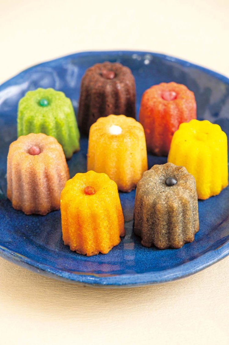 カヌレフィナンシェ8個入り1600円。