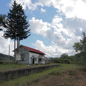 美しく保存される北海道・添牛内駅の駅舎。深名線廃止30年の節目で人々が集った日