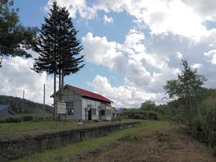 美しく保存される北海道・添牛内駅の駅舎。深名線廃止30年の節目で人々が集った日