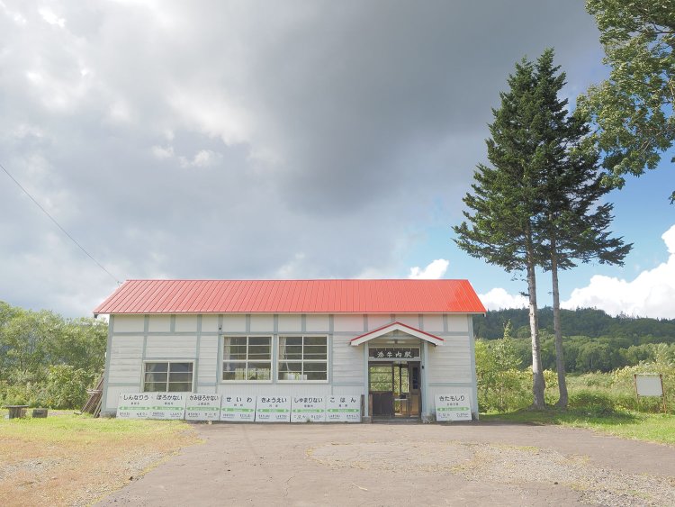 2年ぶりに出会った添牛内駅舎。もう30年も見続けているが、近年は見るたびに美しくなってきていてうれしい。