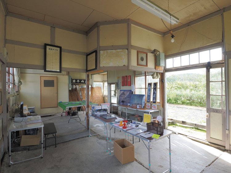 駅事務室（奥）と待合室部分には壁で遮られていたが農業倉庫となって撤去されたらしい。今後この中心部分の補強がネックとなってくるかもしれない。