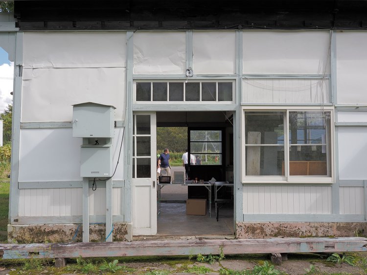 駅舎を抜けてホーム側へ。出札口を振り返ると、現役時代のことを思い出す。