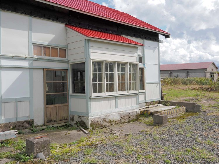 駅事務室があった側。出っ張っている箇所は信号の扱いなどをやった場所で、その傍らには腕木式信号機とポイントを転換するレバーがあった。