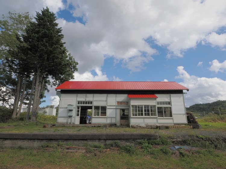 ホーム側から駅舎を仰ぎ見る。手前のホームは残されたまま。このホームに列車が到着して私はこの駅へ降り立ったのだ。
