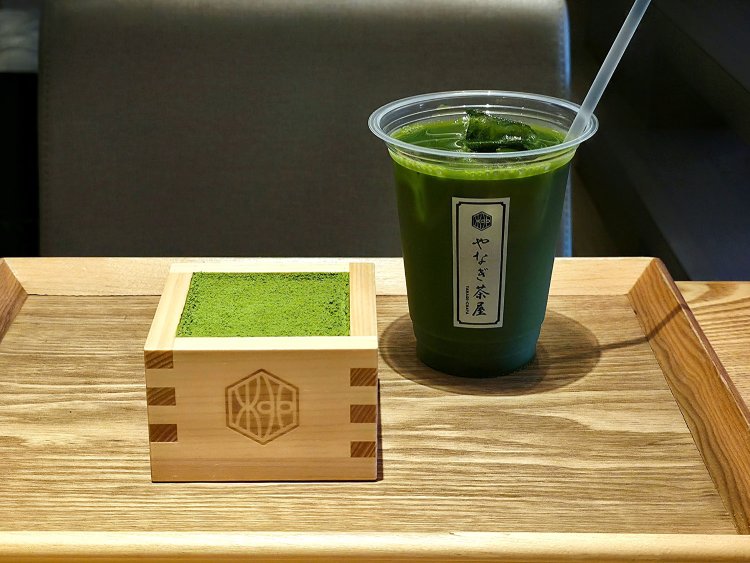 左から、宇治抹茶ティラミス814円（ドリンクセット1144円）、冷抹茶594円。