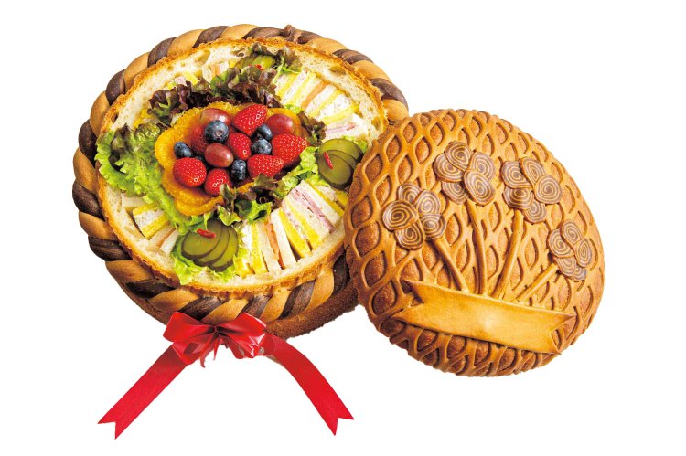 ガルガンチュワサンドイッチ1万5984円。その場が一気に華やかに！　パン製のふたにもうっとり。