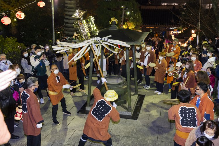 鐘や太鼓の音ともに迫力ある纏振りが披露され、寒さも吹き飛ばすような熱気に包まれる。