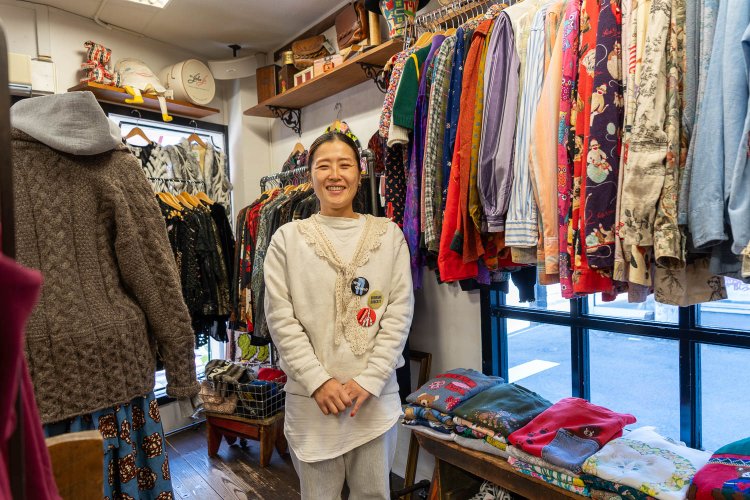 店長でバイヤーの田口怜さん。スウェットの上にレースのつけ襟をさりげなく。