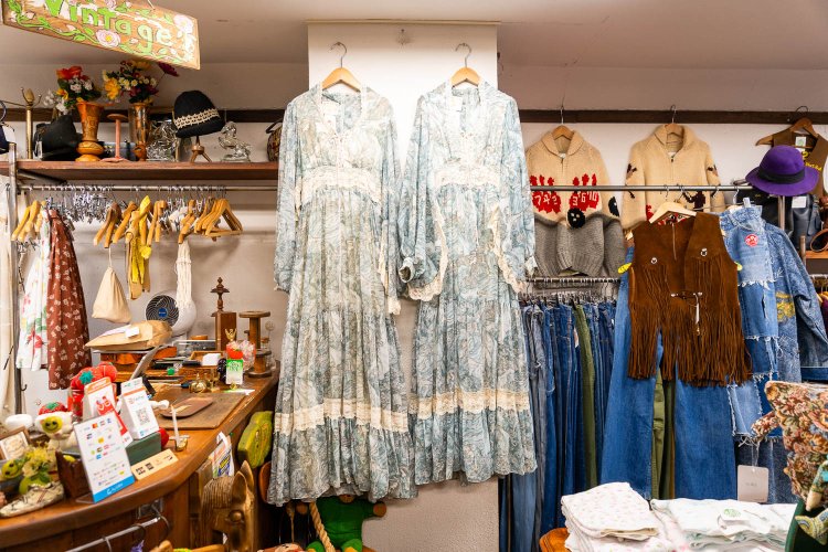 「GUNNE SAX」のワンピース各13万円。