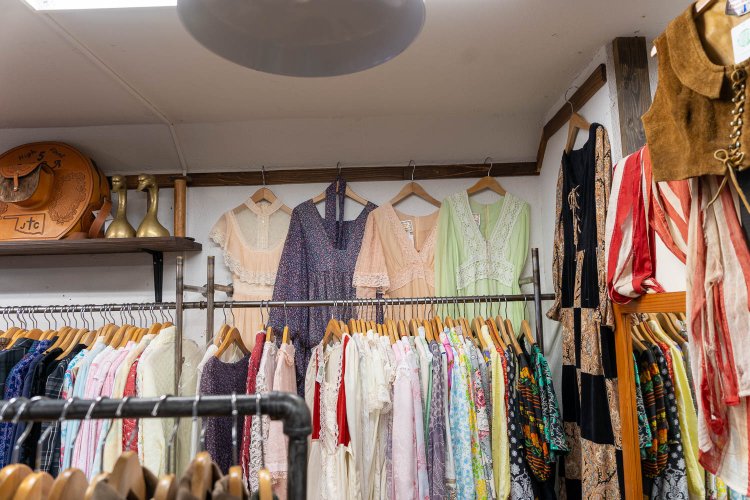 レースや花柄が印象的なワンピースのコーナー。ワンピースは1万4000円前後が中心。