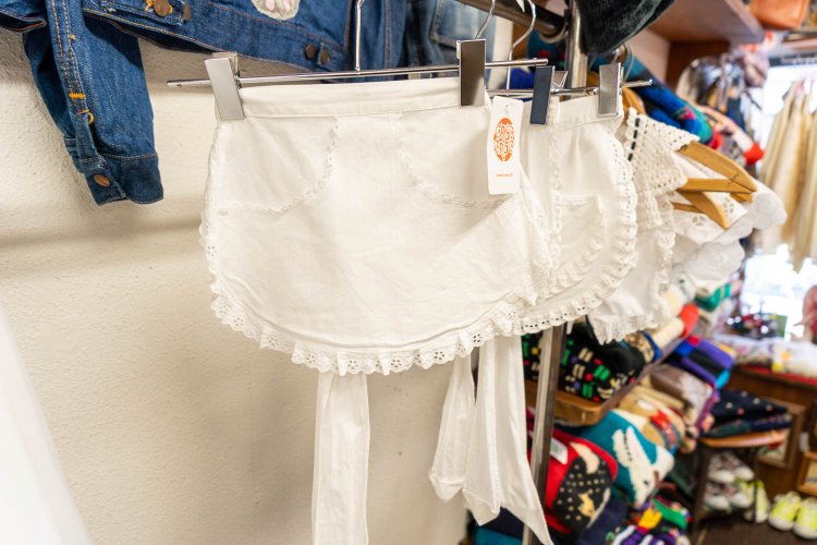 エプロン4510円。全体が小さいため仕入れ先でも埋もれがち。時間をかけて探している。