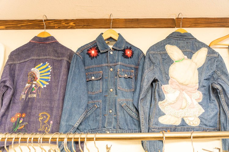 刺繍などが入ったビンテージデニムジャケットは2万円～。
