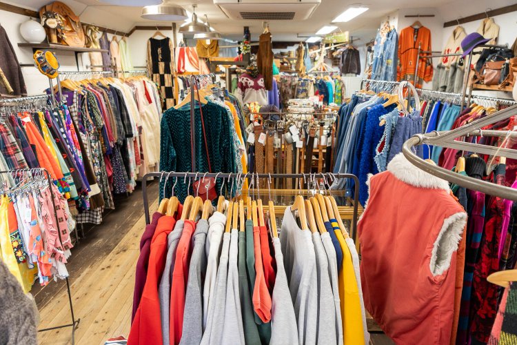 面積に余裕のある店いっぱいに並ぶアイテム。