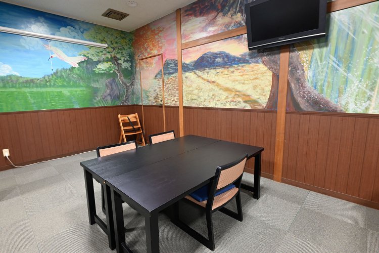 食事処の壁面は地元アーティストがトキやハスの花、周辺の自然をペンキアートで描いたもの。