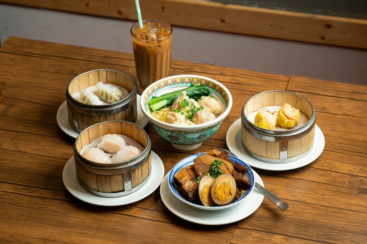 左下から時計回りに、鮮蝦餃（シンハーガウ＝蒸し海老餃子）680円、潮洲粉果（チウシャウファングオ＝ピーナッツ入り蒸し餃子）550円、鴛鴦（ユンヤン＝紅茶とコーヒーのブレンドティー）450円、海老雲吞麺（ハーヂーワンタン）1300円、燒賣皇（シウマイウォン＝海老、椎茸、豚肉が入った広東式の焼売）、滷水拼盤（ロウスイピンプン＝醤油と香辛料で煮込んだ香港風おでん。写真はハーフ）1100円。