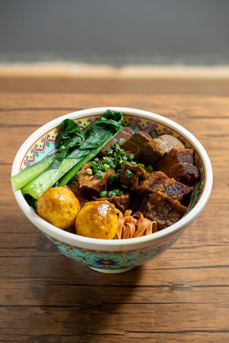 港式辣咖哩車仔麺1780円はピリ辛カレースープに鴨血や角煮などがどっさり。