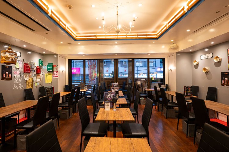 カジュアルな店内を香港ゆかりのグッズや写真が彩る。客は香港人、中国人、日本人と多彩。