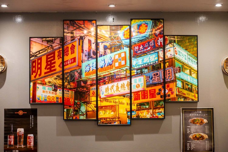 ネオンサインに彩られた昔の香港の写真が店内を飾る。