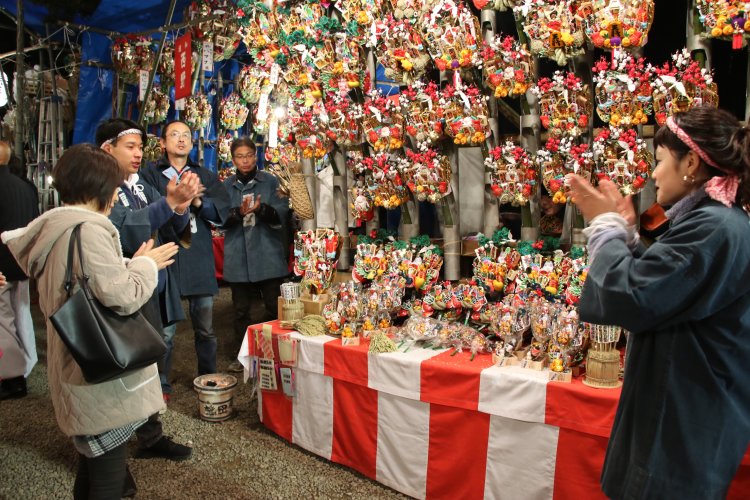 商談成立の手締めの音が鳴り響き、熊手市ならではのにぎわいに心が浮き立つ。