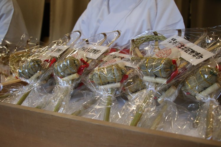 神社で頒布されるかわいい福熊手。新年を迎える前に福をかき込む縁起物を買い求めよう。