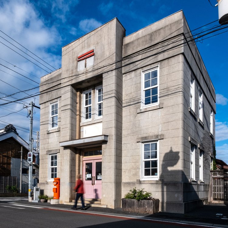 町並み案内所として活用されている昭和2年（1927）築の旧真壁郵便局。