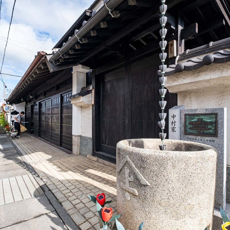 登録有形文化財を示す案内板には真壁みかげ石が用いられている。