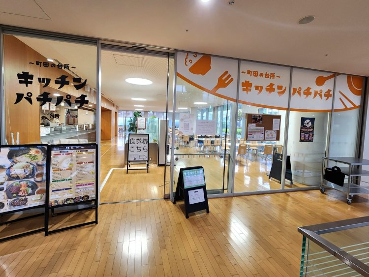 食堂の入り口はエスカレーターで2階に上がるとすぐ。