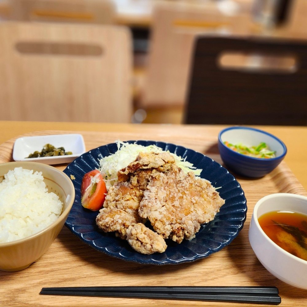 町田市役所『～町田の台所～ キッチンパチパチ』の、どでか唐揚げランチ！地元の魅力を発信し続ける食堂へ