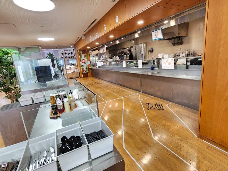 すぐに配膳されるメニューの場合はその場で受け取れる。