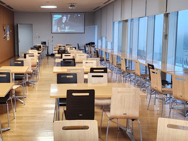 L字型になっている店の奥にはカウンター席もある。